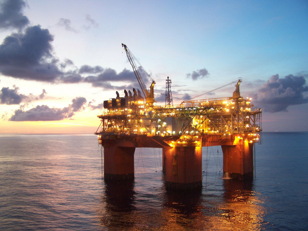 Нефтяная вышка в море картинка