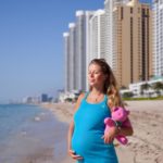 Беременная девушка перед родами на пляже в Майами фото